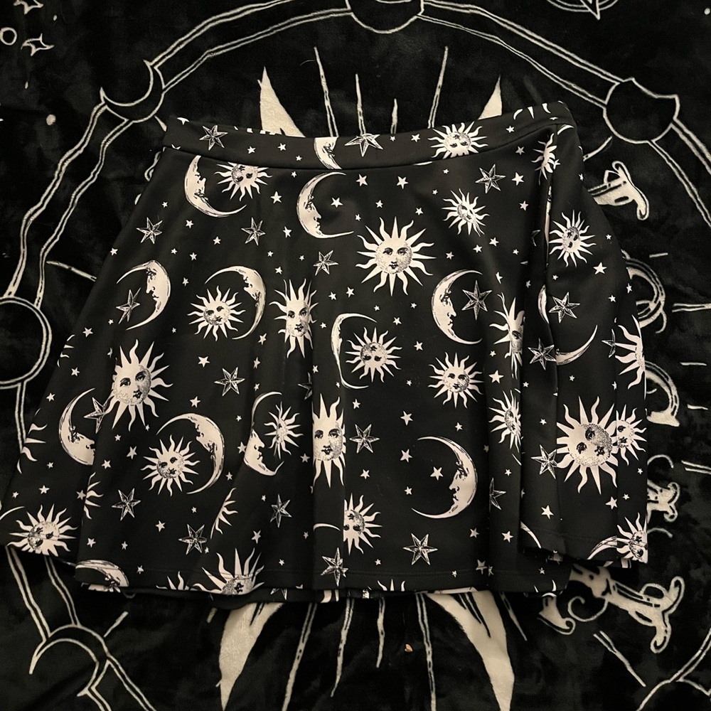 HOT TOPIC SUN/MOON/STAR SKIRT - Picture 2 of 3